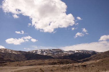 Kafkas dağları karla kaplı. Azerbaycan.