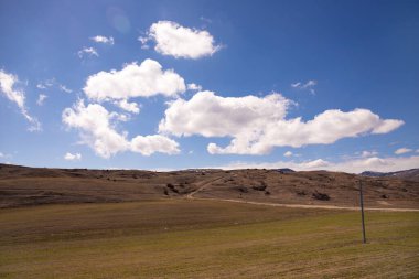 Dağların yüksek kesimlerinde tarlalar ekiyor. Azerbaycan.