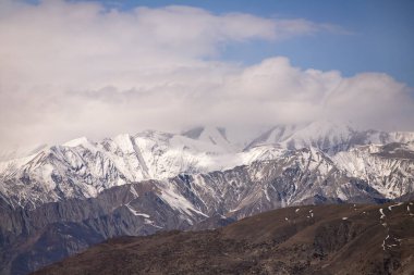 Kafkas dağları karla kaplı. Azerbaycan.