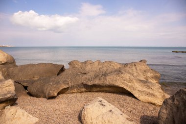 Deniz kenarında güzel kayalık kayalar. Dubyandi. Azerbaycan.