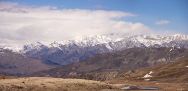 Kafkas dağları karla kaplı. Azerbaycan.