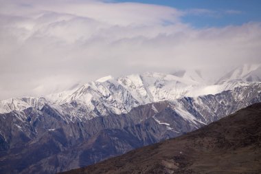 Kafkas dağları karla kaplı. Azerbaycan.