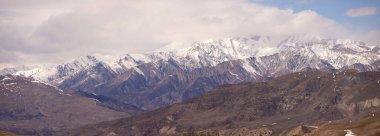 Kafkas dağları karla kaplı. Azerbaycan.