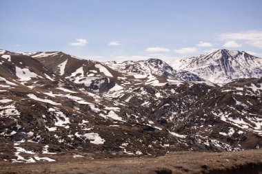Kafkas dağları karla kaplı. Azerbaycan.