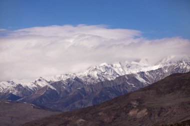 Kafkas dağları karla kaplı. Azerbaycan.