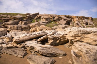 Deniz kenarında güzel kayalık kayalar. Dubyandi. Azerbaycan.