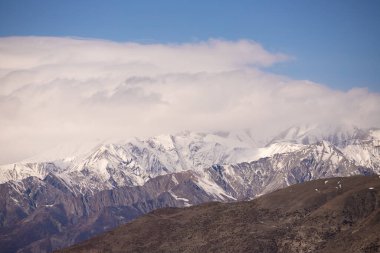 Kafkas dağları karla kaplı. Azerbaycan.