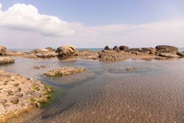 Deniz kenarında güzel kayalık kayalar. Dubyandi. Azerbaycan.