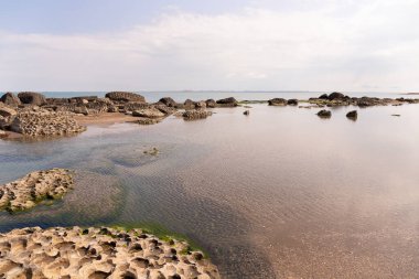 Deniz kenarında güzel kayalık kayalar. Dubyandi. Azerbaycan.