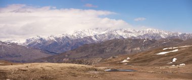 Kafkas dağları karla kaplı. Azerbaycan.