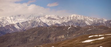 Kafkas dağları karla kaplı. Azerbaycan.