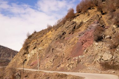 Dağlarda kırmızı kayalar. Lagich köyüne gidiyorduk. Azerbaycan.