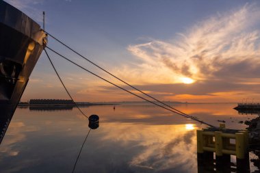Bakü. Azerbaycan. 04.16.2021. Şafakta Surahani Büyük Tanker Müzesi.
