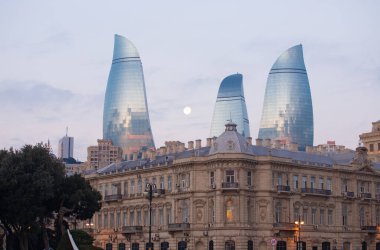 Bakü. Azerbaycan. 03.30.2021. Ayın doğuşunda şehrin üzerinde.