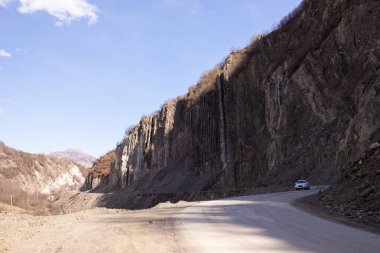 Ismayilli bölgesi. Azerbaycan. 03.26.2021. Dağların arasından Lahiç köyüne giden tehlikeli bir yol..