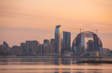 Bakü. Azerbaycan. 03.31.2021. Şafak vakti güzel deniz ve sabah şehri.