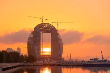 Bakü. Azerbaycan. 05.01.2021. İnşaat halindeki bir binanın üzerinde gün doğumu.