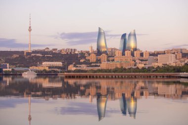 Bakü. Azerbaycan. 05.03.2021. Sudaki şehir binalarının yansıması..