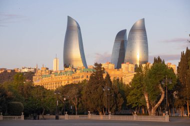 Bakü. Azerbaycan. 03.05.2021. Yükselen güneşin yansımasıyla yanan kuleler..