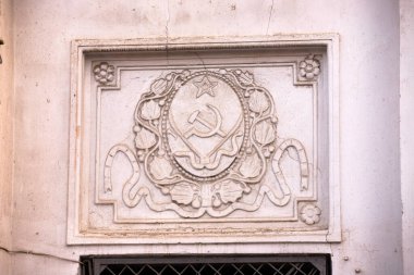 Bakü. Azerbaycan. 05.03.2021. Eski evlerdeki SSCB armasının sembolleri..