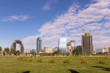 Bakü. Azerbaycan. 02.27.2021. Beyaz Şehir Bulvarı 'na yakın bir inşaat. Yazıt. Beyaz Şehir Bulvarı.