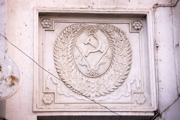 Bakü. Azerbaycan. 05.03.2021. Eski evlerdeki SSCB armasının sembolleri..