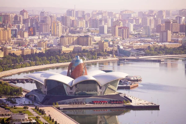 Bakü. Azerbaycan. 05.03.2021. Güzel, büyük Daniz Alışveriş Merkezi bulvarda..