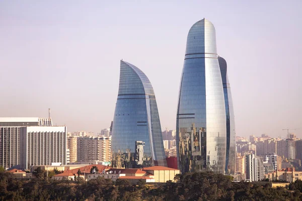 Bakü. Azerbaycan. 01.02.2022. Şehrin yansımalı Alev Kuleleri.