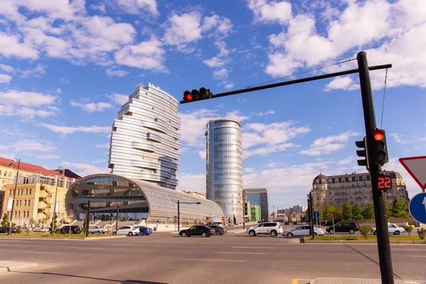 Bakü. Azerbaycan. 02.27.2021. Şehrin modern binaları bulvarın yanında..