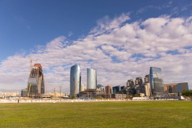 Bakü. Azerbaycan. 02.27.2021. Beyaz şehrin bulvarındaki modern şehir binaları.