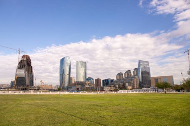 Bakü. Azerbaycan. 02.27.2021. Beyaz şehrin bulvarındaki modern şehir binaları.