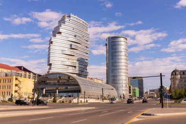 Bakü. Azerbaycan. 02.27.2021. Şehrin modern binaları bulvarın yanında..