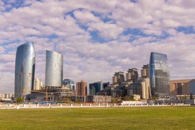 Bakü. Azerbaycan. 02.27.2021. Beyaz şehrin bulvarındaki modern şehir binaları.