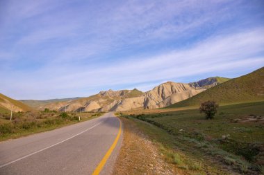 Khyzy dağlarında yol. Azerbaycan.