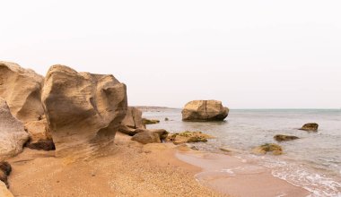 Hazar Denizi 'nin güzel kayalık kıyıları.