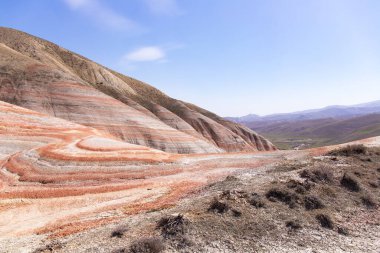 Kırmızı çizgili güzel dağlar. Khizi bölgesi. Azerbaycan.