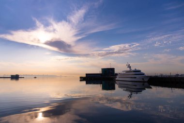 Bakü. Azerbaycan. 04.16.2021. Güneşin doğuşunda üç güverteli güzel yat.
