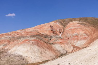 Kırmızı çizgili güzel dağlar. Khizi bölgesi. Azerbaycan.