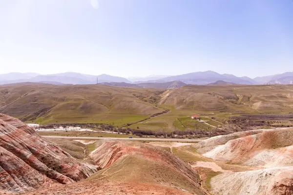 Kırmızı çizgili güzel dağlar. Khizi bölgesi. Azerbaycan.