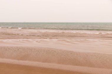 Hazar Denizi 'nin kumlu kıyıları. Azerbaycan.