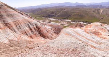 Kırmızı çizgili güzel dağlar. Khizi bölgesi. Azerbaycan.