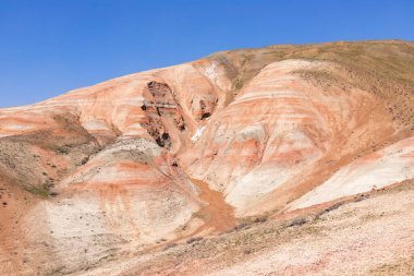 Kırmızı çizgili güzel dağlar. Khizi bölgesi. Azerbaycan.