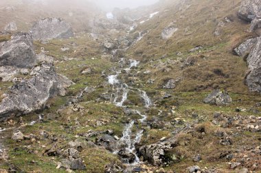 Laza köyünün yakınında güzel bir nehir. Kusar bölgesi. Azerbaycan.