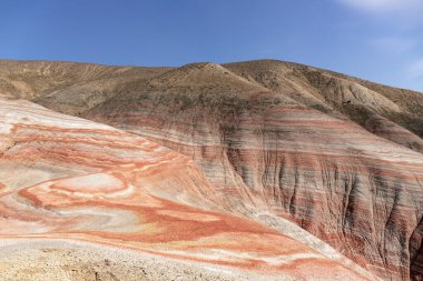 Kırmızı çizgili güzel dağlar. Khizi bölgesi. Azerbaycan.