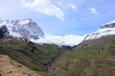 Güzel dağ Shahdag 4.247 metre. Azerbaycan.