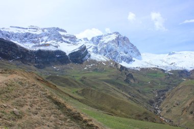 Güzel dağ Shahdag 4.247 metre. Azerbaycan.