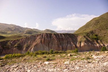 Dağlarda kızıl kaya oluşumu. Ismayilli bölgesi. Azerbaycan.