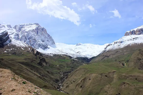 Güzel dağ Shahdag 4.247 metre. Azerbaycan.
