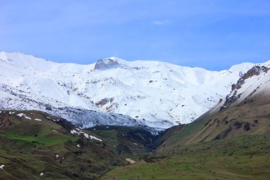 Kafkas dağları karla kaplı. Azerbaycan.