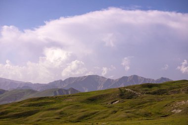 Birbirinin arkasında duran güzel sıradağlar. Shemakha. Azerbaycan.